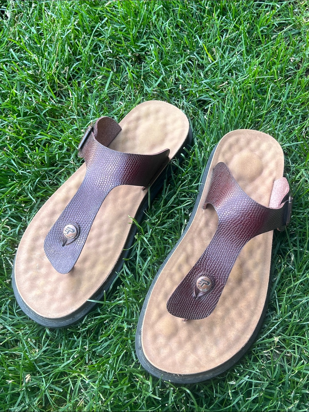 ETLieren  Men's Brown Leather Toe-Post Sandals with Cushioned Footbed sz 13